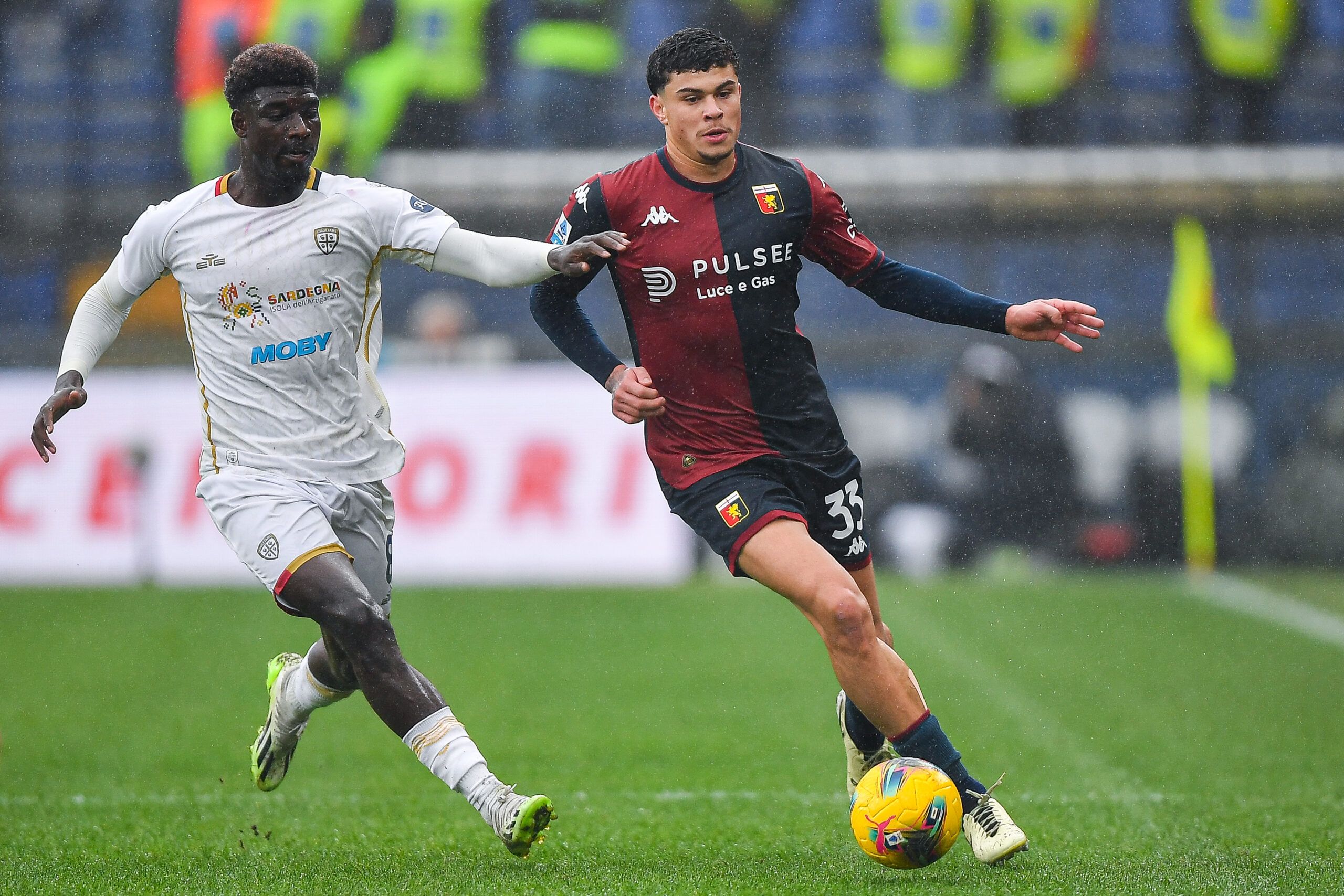 GENOA, ITALY - NOVEMBER 24: Michel Adopo of Cagliari (left) and Alan Matturro of Genoa vie for the ball during the Serie A match between Genoa and Cagliari at Stadio Luigi Ferraris on November 24, 2024 in Genoa, Italy. (Photo by Getty Images/Getty Images)