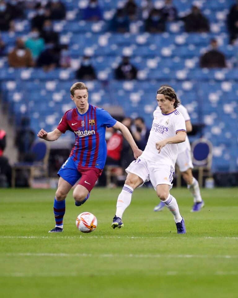 Modric y De Jong pugnan por un balón en la Supercopa de España de 2022. Foto: @realmadrid.