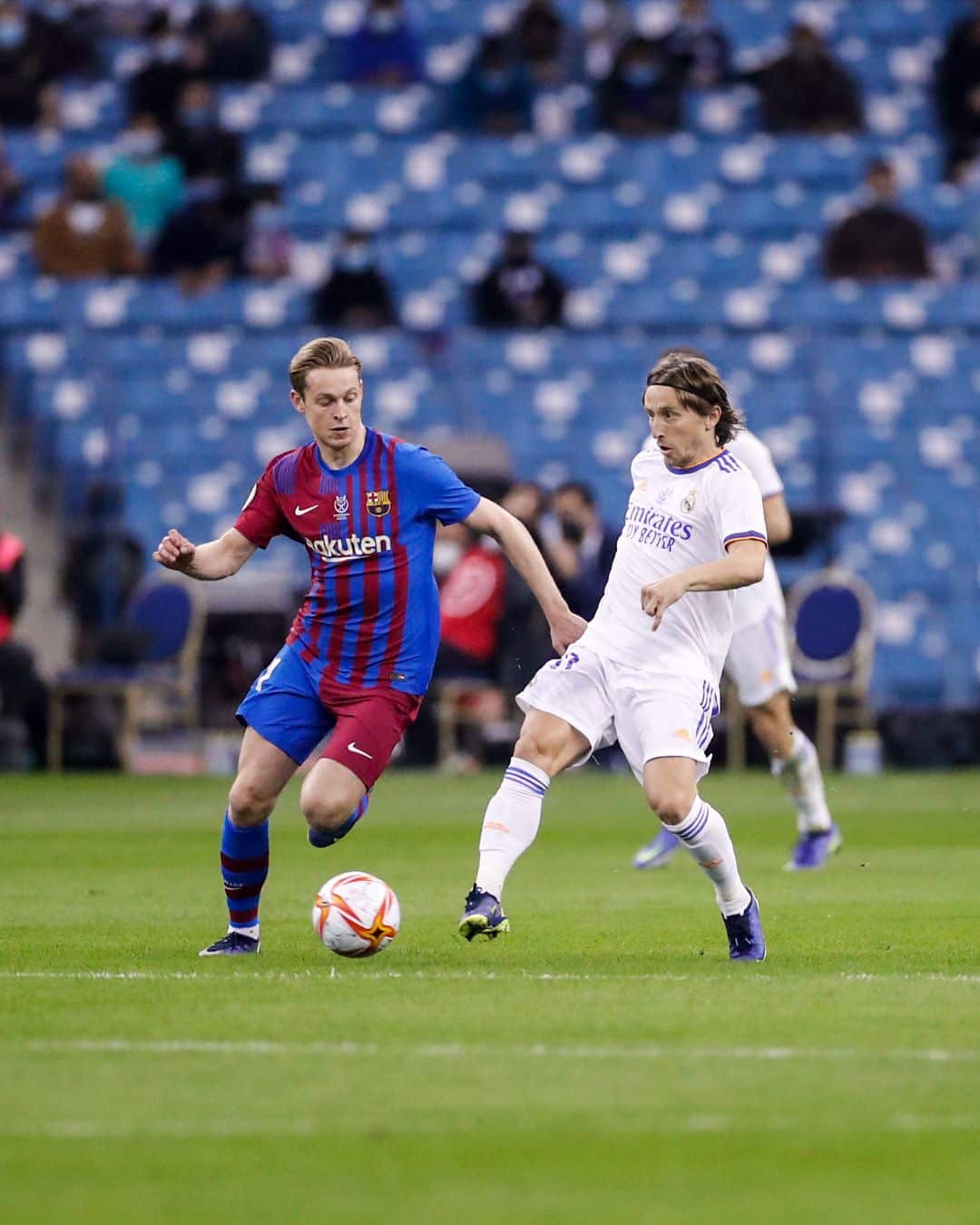 Modric y De Jong pugnan por un balón en la Supercopa de España de 2022. Foto: @realmadrid.