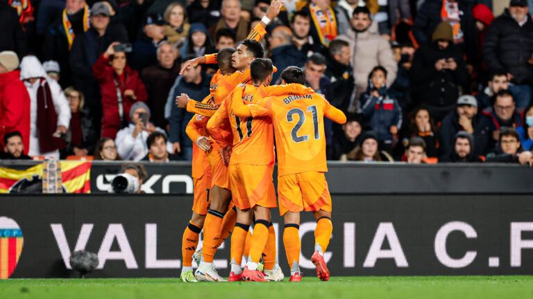 Los futbolistas del Madrid celebran el triunfo en Mestalla. Foto: @realmadrid.