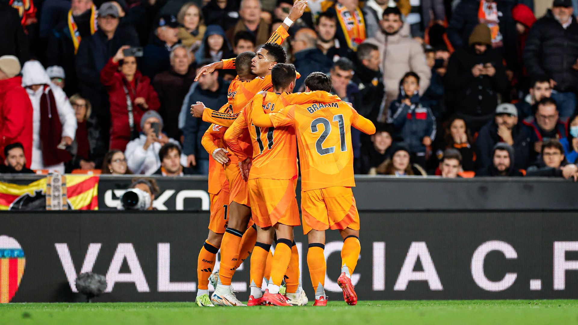 Los futbolistas del Madrid celebran el triunfo en Mestalla. Foto: @realmadrid.