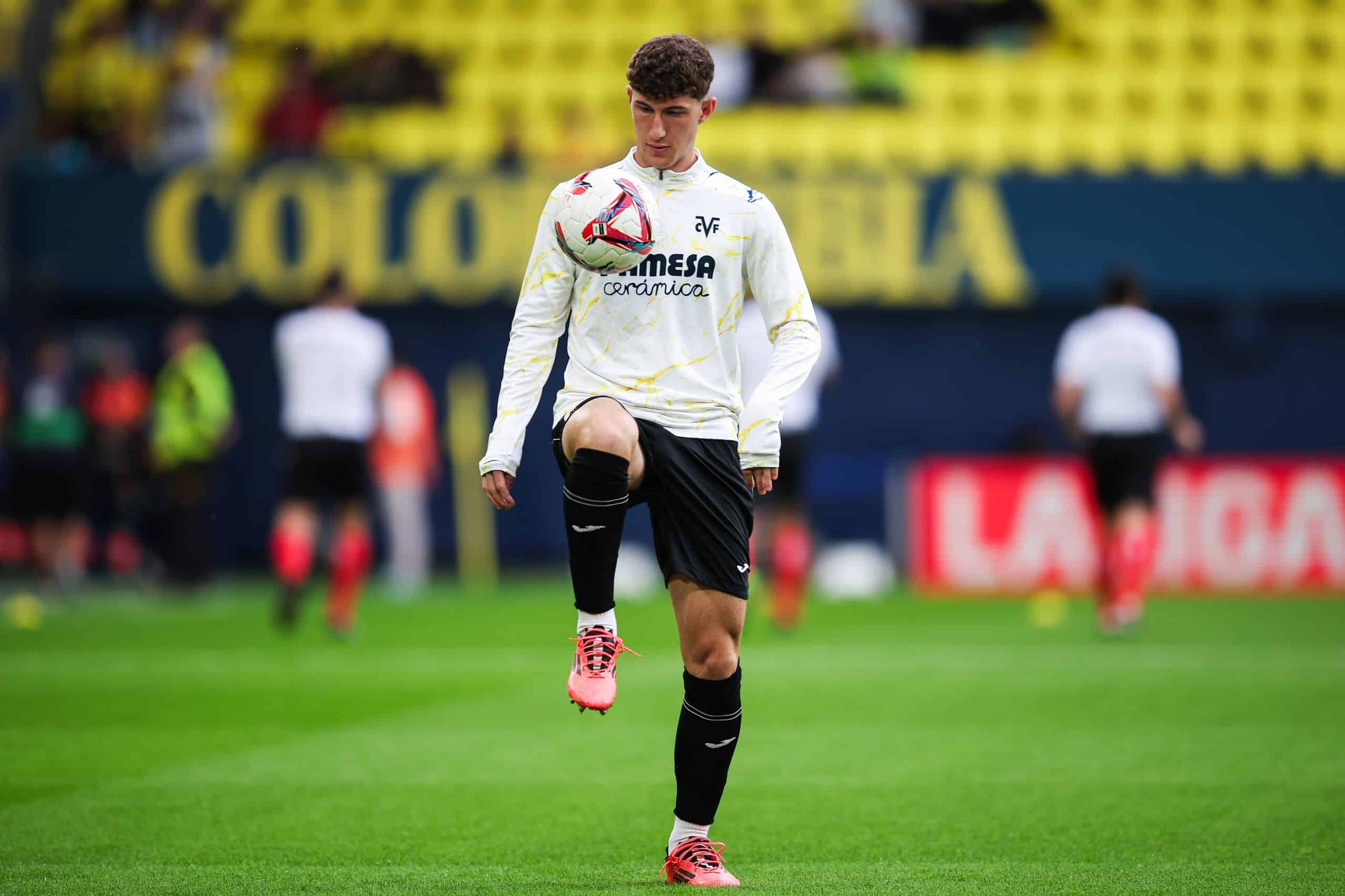 VILLARREAL, SPAIN - NOVEMBER 09: Pau Navarro of Villarreal CF warm up prior to during the LaLiga match between Villarreal CF and Deportivo Alaves at Estadio de la Ceramica on November 09, 2024 in Villarreal, Spain. (Photo by Eric Alonso/Getty Images)