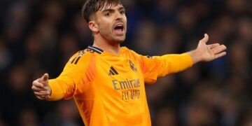 Raúl Asencio brilla ante el Manchester City