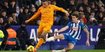 La dura entrada de Romero a Mbappé que denuncia el Real Madrid. Foto: @realmadrid.