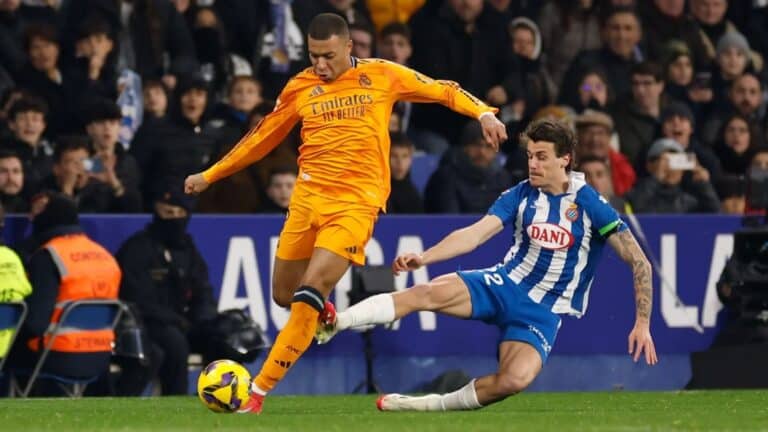 La dura entrada de Romero a Mbappé que denuncia el Real Madrid. Foto: @realmadrid.