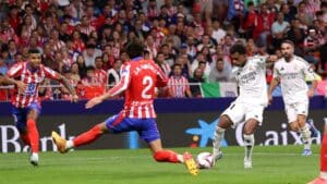 Rodrygo dispara a puerta en el Atleti-Real Madrid de la primera vuelta. (Photo by Gonzalo Arroyo Moreno/Getty Images)