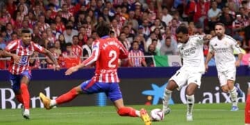 Rodrygo dispara a puerta en el Atleti-Real Madrid de la primera vuelta. (Photo by Gonzalo Arroyo Moreno/Getty Images)