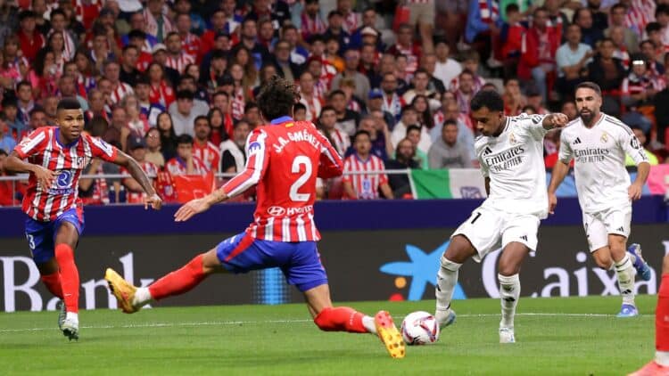 Rodrygo dispara a puerta en el Atleti-Real Madrid de la primera vuelta. (Photo by Gonzalo Arroyo Moreno/Getty Images)