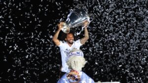 Marcelo levanta La Decimocuarta Champions League del Real Madrid. (Photo by Denis Doyle/Getty Images)