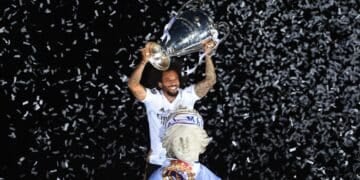 Marcelo levanta La Decimocuarta Champions League del Real Madrid. (Photo by Denis Doyle/Getty Images)