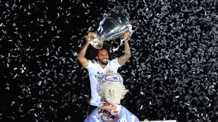 Marcelo levanta La Decimocuarta Champions League del Real Madrid. (Photo by Denis Doyle/Getty Images)