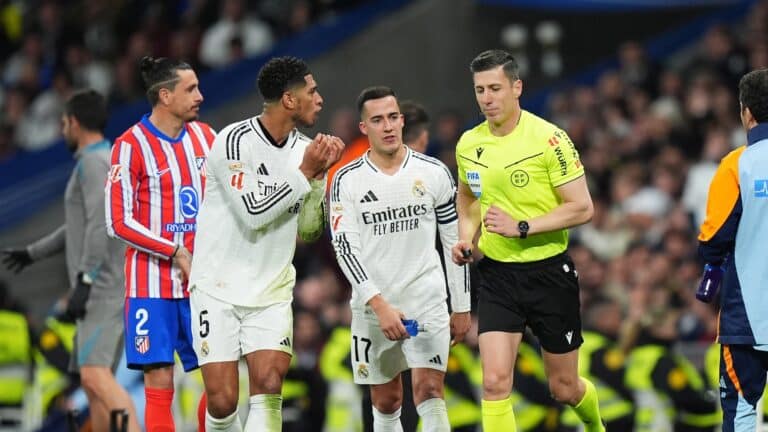Los jugadores del Real Madrid protestan al colegiado durante el derbi. (Photo by Angel Martinez/Getty Images)
