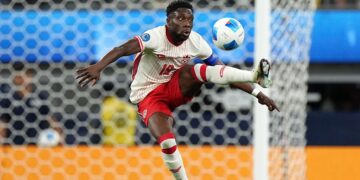 Alphonso Davies ligamento cruzado