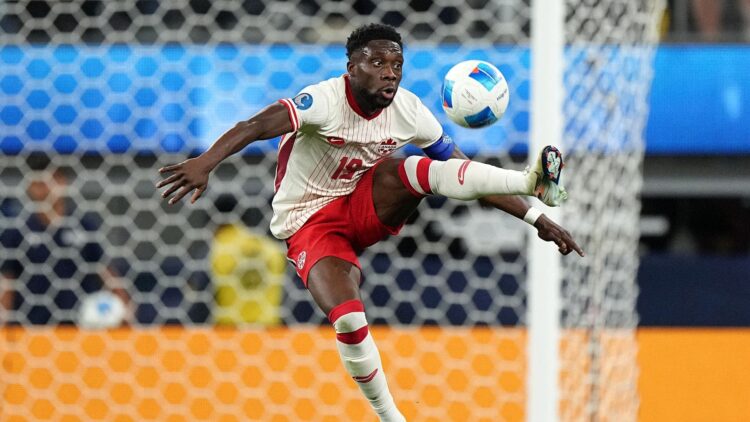 Alphonso Davies ligamento cruzado