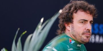 Fernando Alonso planta FIA