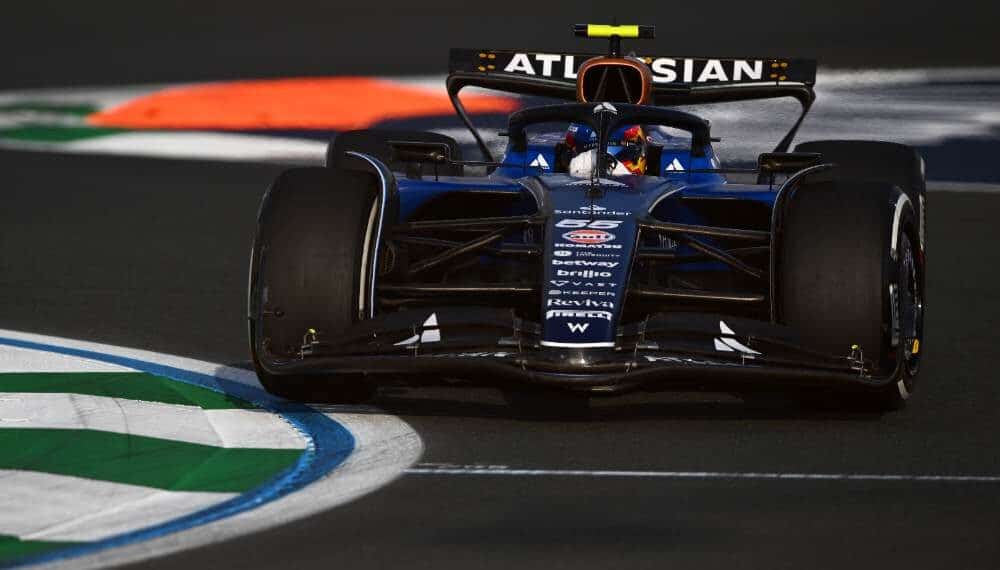 Carlos Sainz sonríe para empezar el GP de Arabia Saudí: "Voy dando pequeños pasos con mi pilotaje"
