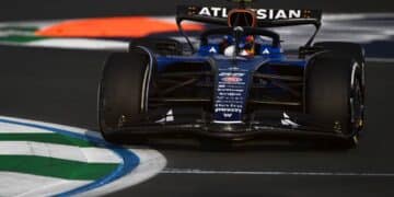 Carlos Sainz sonríe para empezar el GP de Arabia Saudí: "Voy dando pequeños pasos con mi pilotaje"