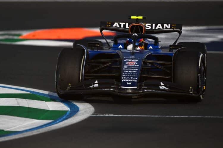 Carlos Sainz sonríe para empezar el GP de Arabia Saudí: "Voy dando pequeños pasos con mi pilotaje"