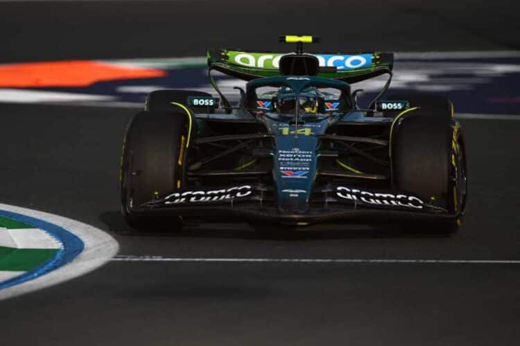 Todo dificultades para Fernando Alonso que no baja los brazos: "Vamos a seguir intentándolo"