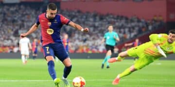 Alineación oficial del FC Barcelona vs Real Madrid: Hansi Flick recupera a Lewandowski