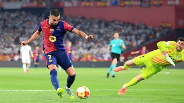 Alineación oficial del FC Barcelona vs Real Madrid: Hansi Flick recupera a Lewandowski