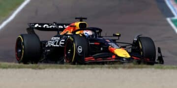 Verstappen supera a los McLaren y se hace intocable en Imola; la mala estrategia arruina a Alonso; Sainz, 10º