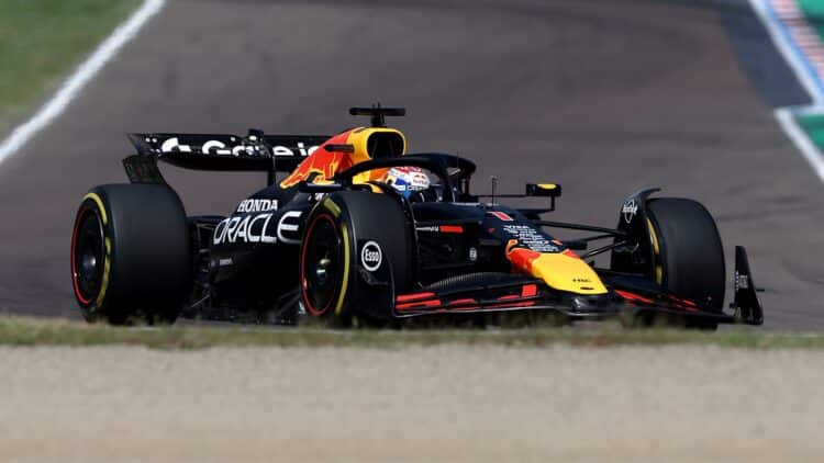 Verstappen supera a los McLaren y se hace intocable en Imola; la mala estrategia arruina a Alonso; Sainz, 10º