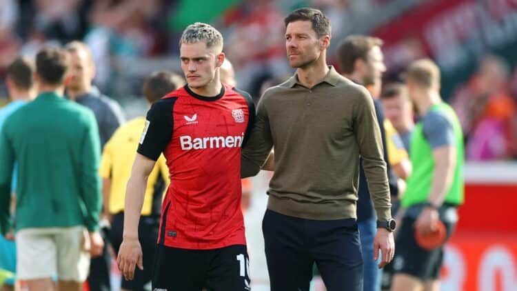 Florian Wirtz y Xabi Alonso Bayer Leverkusen