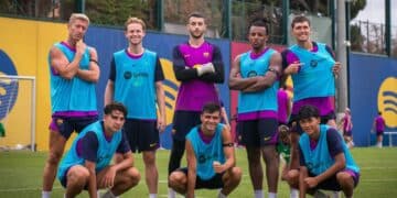 Los futbolistas del Barcelona, tras un juego.