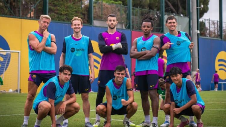 Los futbolistas del Barcelona, tras un juego.