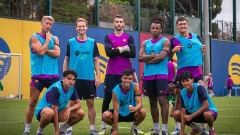 Los futbolistas del Barcelona, tras un juego.