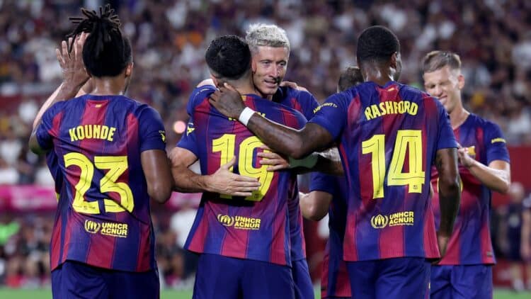 Los jugadores del Barcelona celebran un gol.
