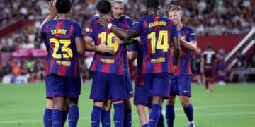 Los jugadores del Barcelona celebran un gol.