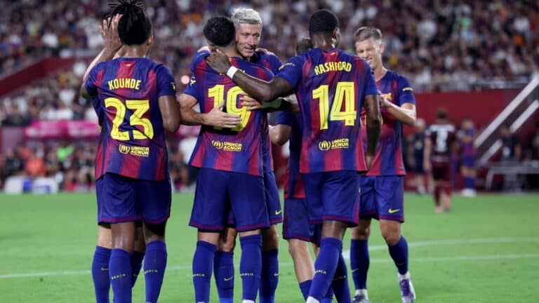 Los jugadores del Barcelona celebran un gol.