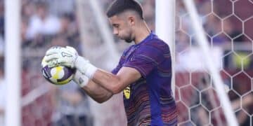 Joan García, calentando con el Barcelona.