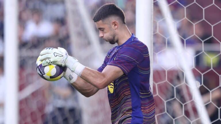 Joan García, calentando con el Barcelona.