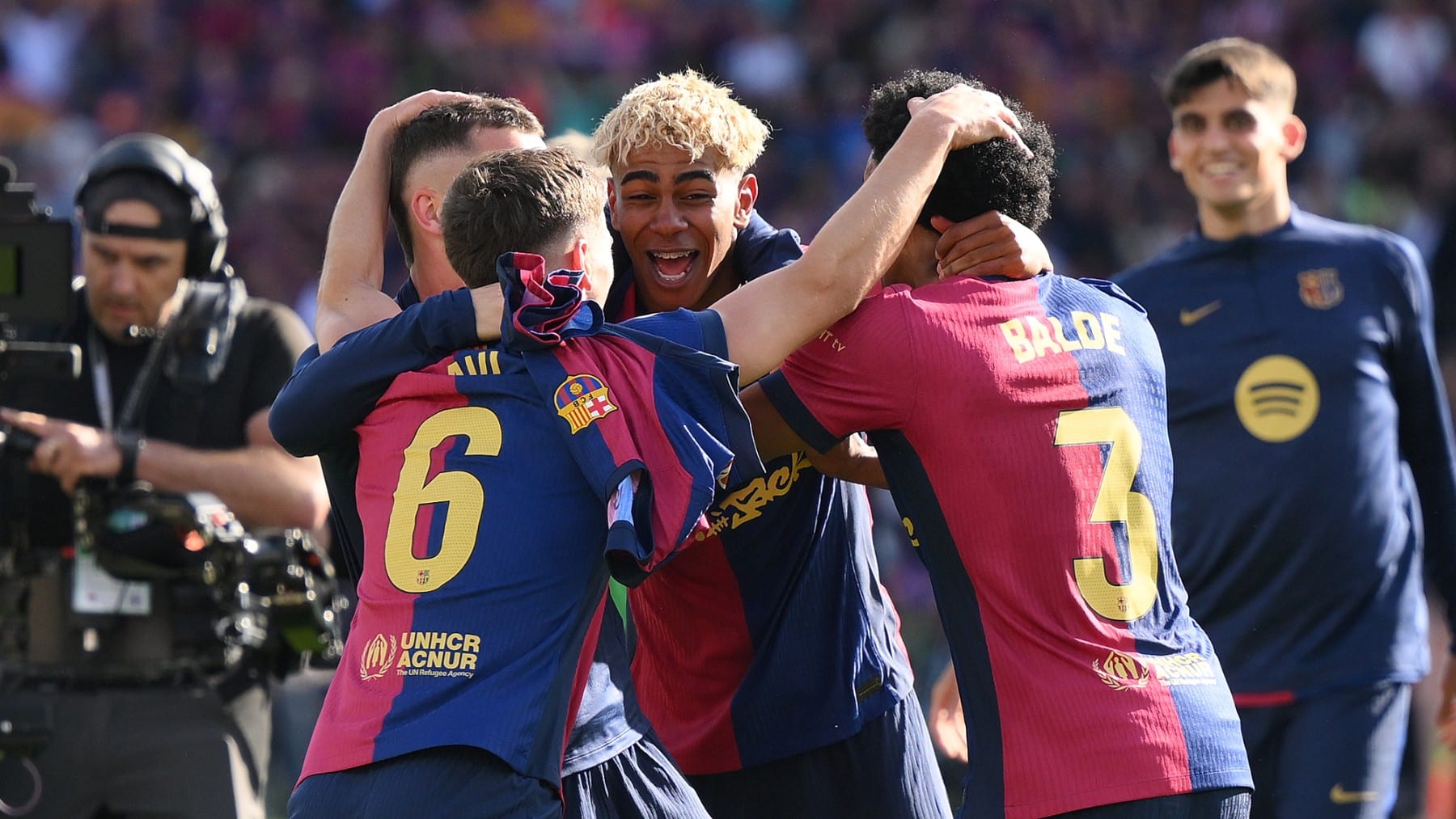 Lamine Yamal celebra con Gavi y Balde.