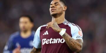 Rashford en un partido con el Aston Villa.