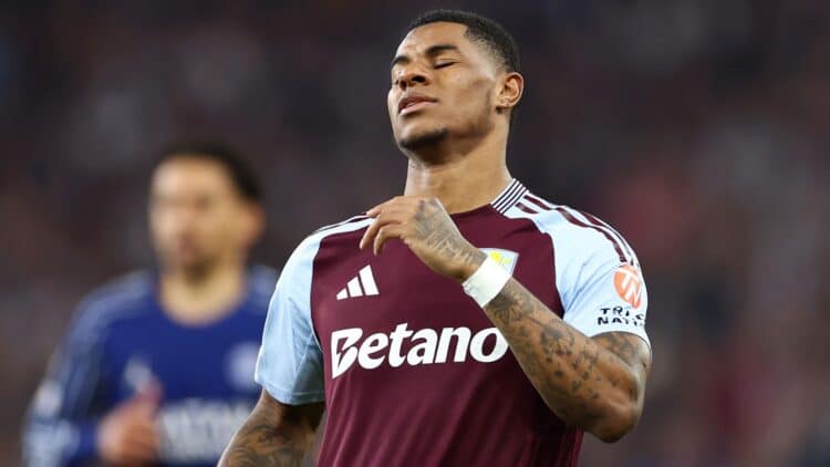 Rashford en un partido con el Aston Villa.