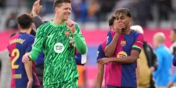 Szczesny y Lamine Yamal tras un partido.