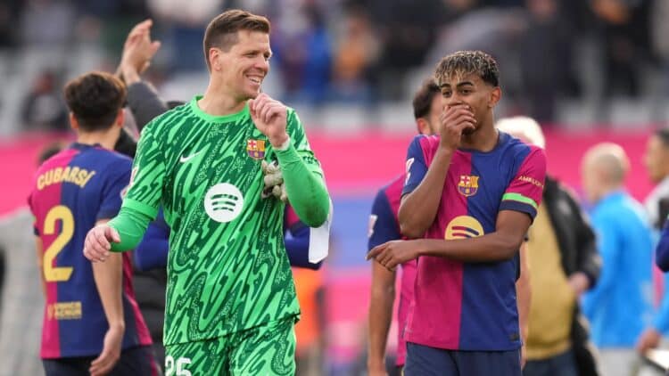 Szczesny y Lamine Yamal tras un partido.