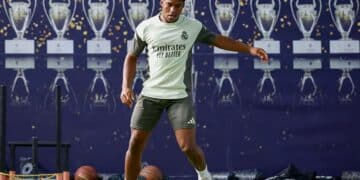 Endrick tocando balón