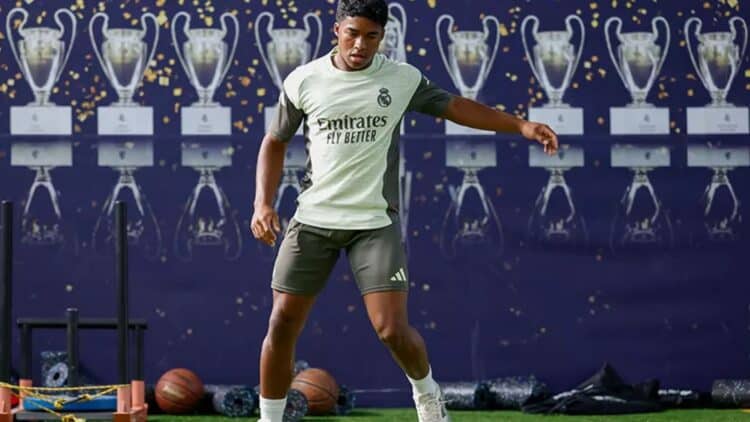 Endrick tocando balón