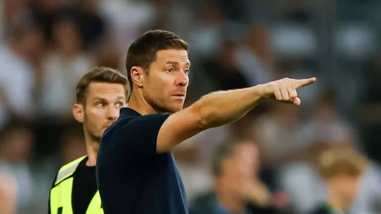 Xabi Alonso en el banquillo