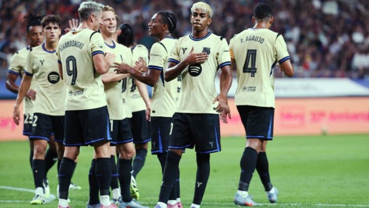 Los jugadores del Barcelona celebran un gol.
