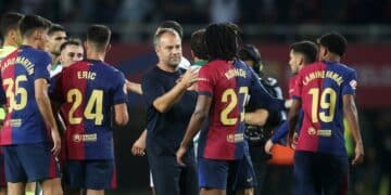 Hansi Flick, junto a los jugadores del Barcelona.