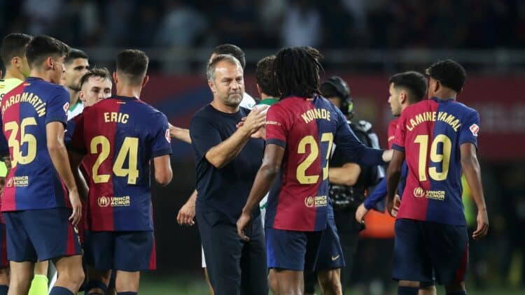 Hansi Flick, junto a los jugadores del Barcelona.