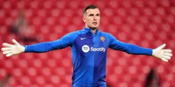 Iñaki Peña, calentando en un partido del Barcelona.