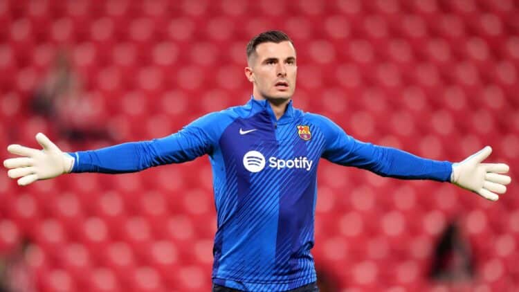 Iñaki Peña, calentando en un partido del Barcelona.