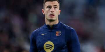 Iñaki Peña, calentando con el Barcelona.